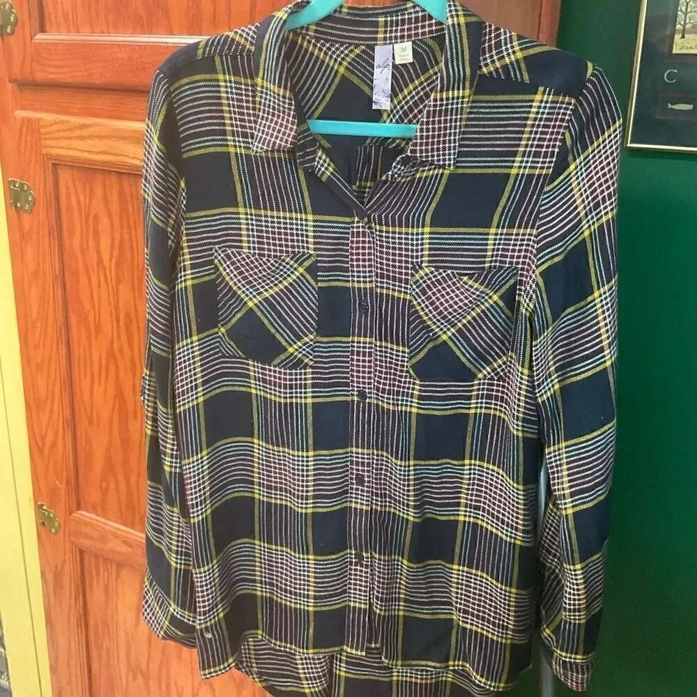 EUC Med Adjustable Sleeves, Hi/Low Flannel Shirt #176